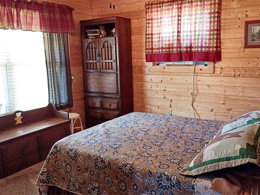 bedroom-with-window-unit
