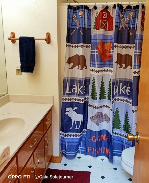 upstairs 2nd bathroom